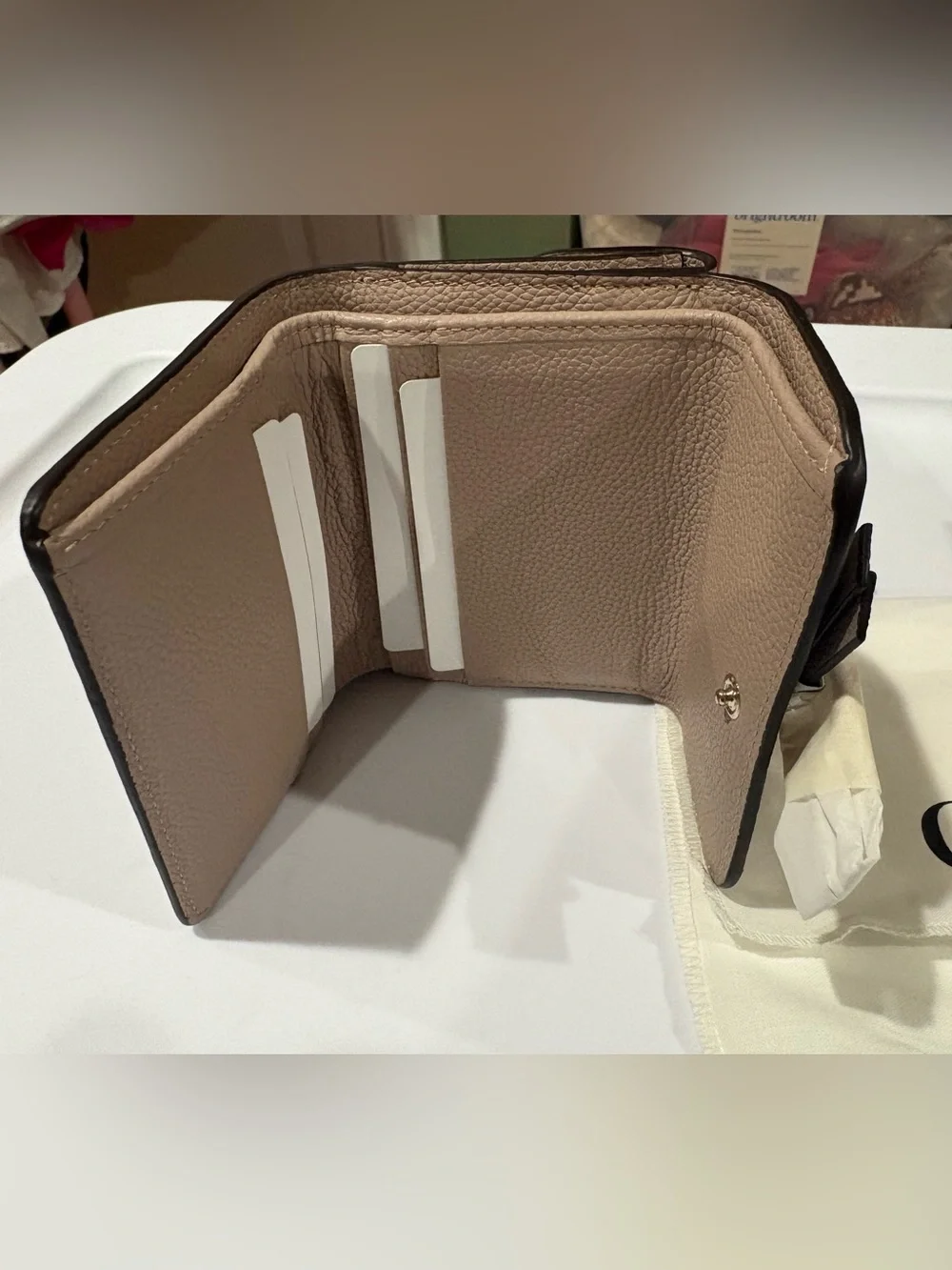 SMALL ALPHABET TRI-FOLD IN GRAINED LEATHER